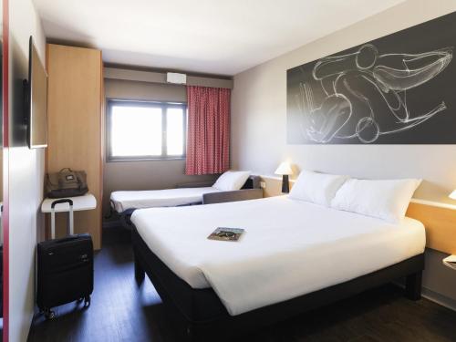 Habitación Familiar con 1 cama doble y 1 cama individual del hotel Ibis Valencia Bonaire Aeropuerto