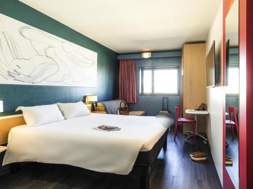 Habitación Familiar con sofá cama del hotel Ibis Valencia Bonaire Aeropuerto