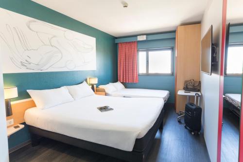 Habitación Familiar con sofá cama del hotel Ibis Valencia Bonaire Aeropuerto. Foto 5