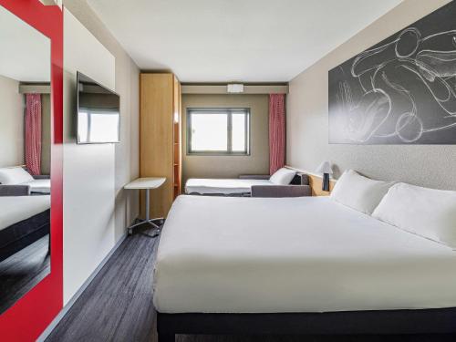 Habitación Familiar con 1 cama doble y 1 cama individual del hotel Ibis Valencia Bonaire Aeropuerto. Foto 1