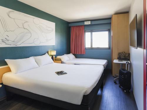 Habitación Familiar con sofá cama del hotel Ibis Valencia Bonaire Aeropuerto. Foto 5