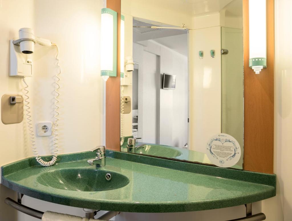 Habitación doble 2 camas del hotel Ilunion Valencia 3. Foto 1