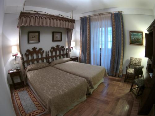 Habitación Doble Estándar del hotel Parador De Santiago De Compostela. Foto 1