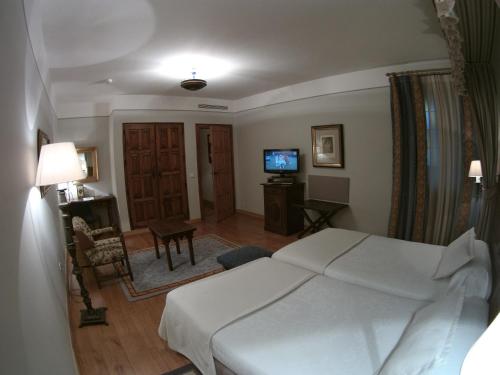 Habitación Doble Estándar del hotel Parador De Santiago De Compostela. Foto 2