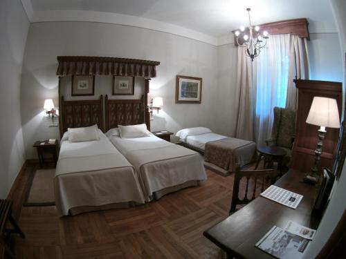 Habitación doble Normal del hotel Parador De Santiago De Compostela. Foto 2