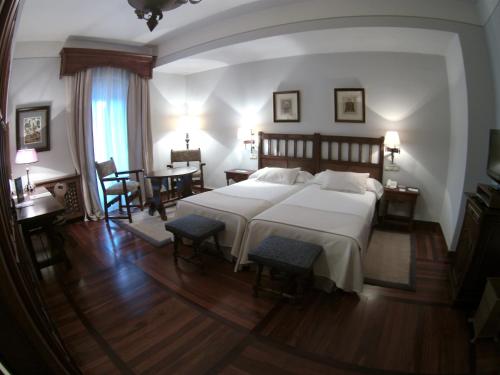 Habitación Doble Superior del hotel Parador De Santiago De Compostela. Foto 2