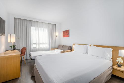 Habitación doble 1 Cama queen Sofá Cama incluido del hotel Exe Madrid Norte. Foto 3