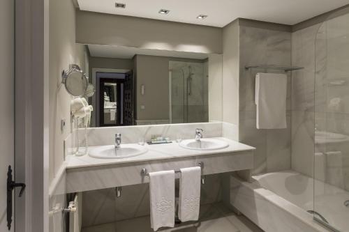 Habitación Doble Estándar del hotel Parador De Toledo. Foto 2