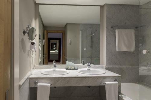 Habitación Doble Estándar del hotel Parador De Toledo. Foto 3