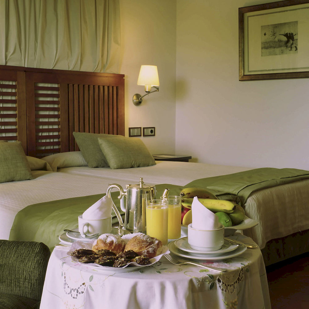 Habitación doble 2 camas del hotel Parador De Toledo. Foto 1