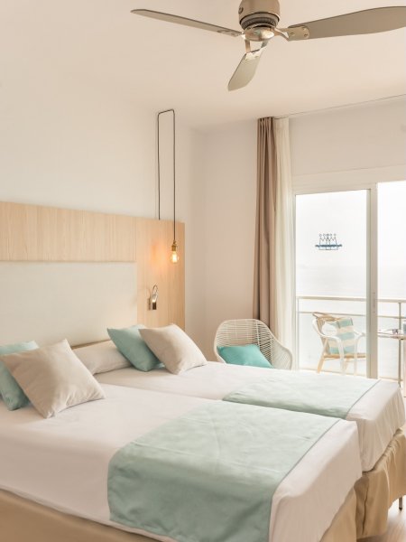 Habitación triple del hotel Monterrey Roses By Pierre and Vacances