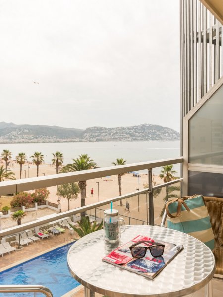 Habitación triple Vista Mar del hotel Monterrey Roses By Pierre and Vacances. Foto 2