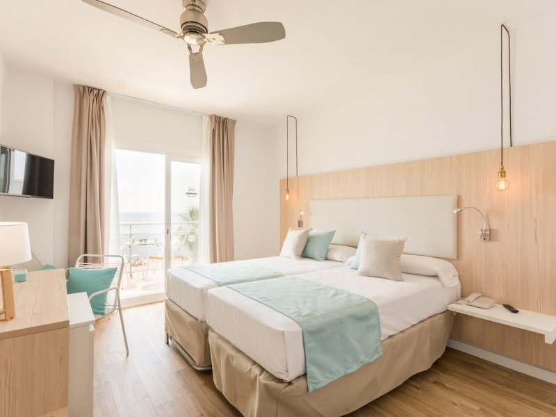 Habitación triple Vista Mar del hotel Monterrey Roses By Pierre and Vacances. Foto 5