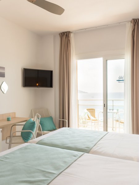 Habitación triple Vista Mar del hotel Monterrey Roses By Pierre and Vacances. Foto 7