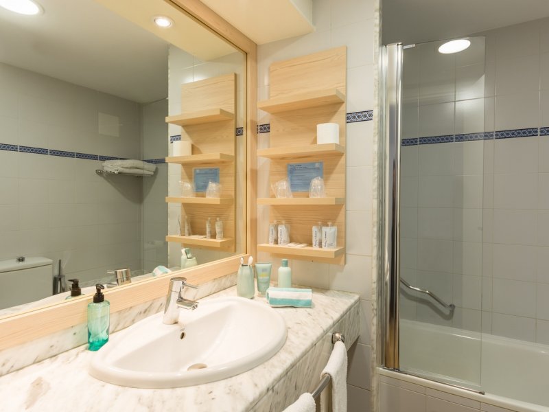 Habitación doble Vista Piscina del hotel Monterrey Roses By Pierre and Vacances. Foto 1