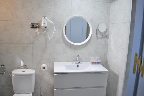 Habitación con 1 cama doble o 2 individuales con 2 camas adicionales del hotel Ramblas Barcelona. Foto 1