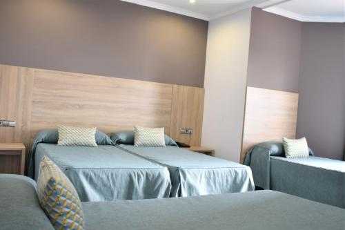 Habitación con 1 cama doble o 2 individuales con 2 camas adicionales del hotel Ramblas Barcelona. Foto 2