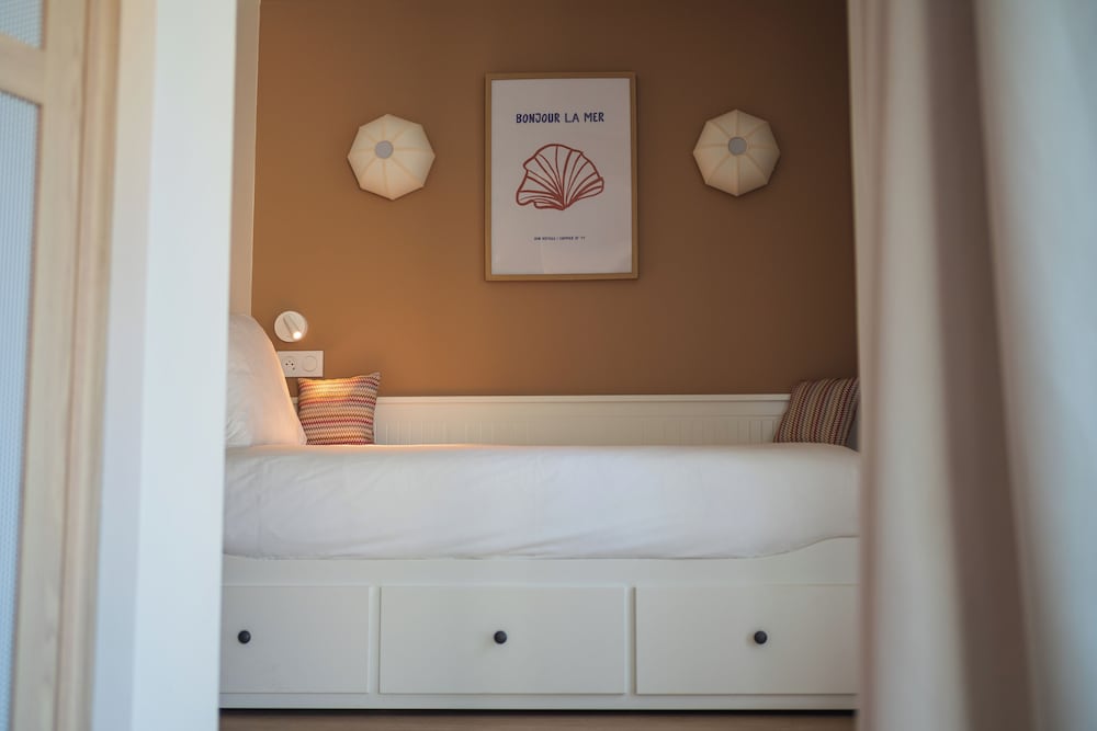 Habitación Clásica Triple con 1 cama queen, 1 cama individual y vistas al mar del hotel Domaine des Grands Sables Île Groix - Handwritten Collection. Foto 3