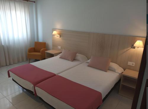 Habitación Doble - 2 camas del hotel SAN MILLAN HOTEL. Foto 6