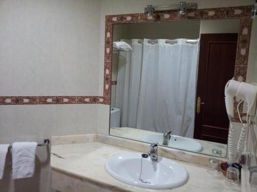 Habitación Doble - 2 camas del hotel SAN MILLAN HOTEL. Foto 11