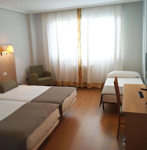 Habitación Triple del hotel SAN MILLAN HOTEL