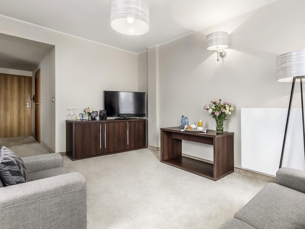 Suite estándar con 1 cama queen - size y sofá del hotel Mercure Wiazowna Brant