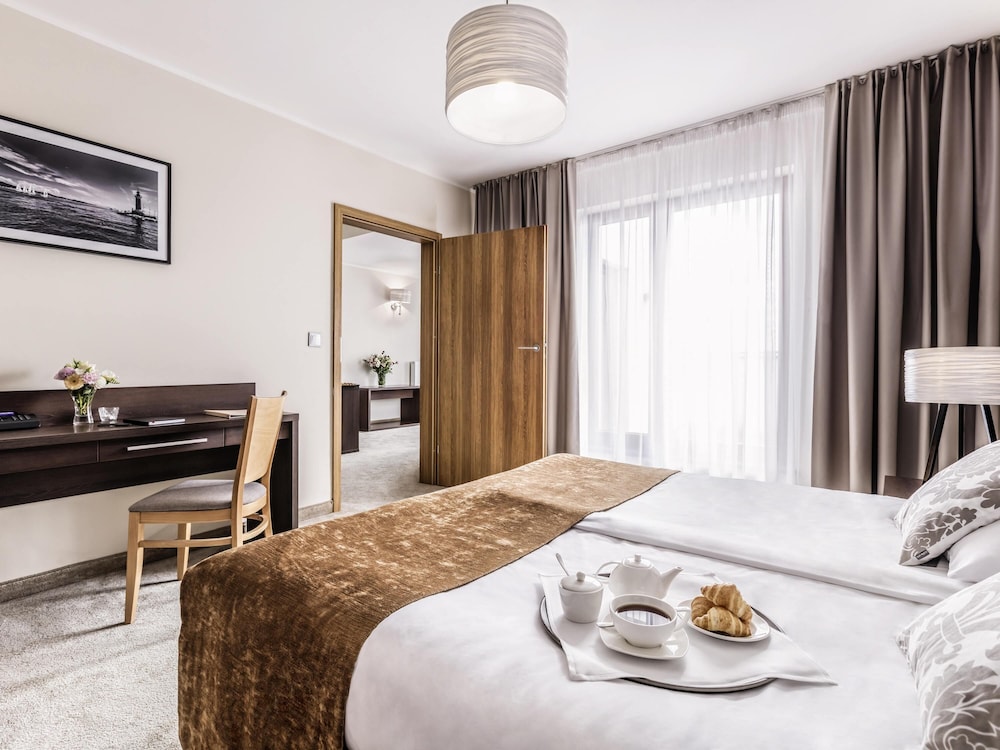 Suite estándar con 1 cama queen - size y sofá del hotel Mercure Wiazowna Brant. Foto 2