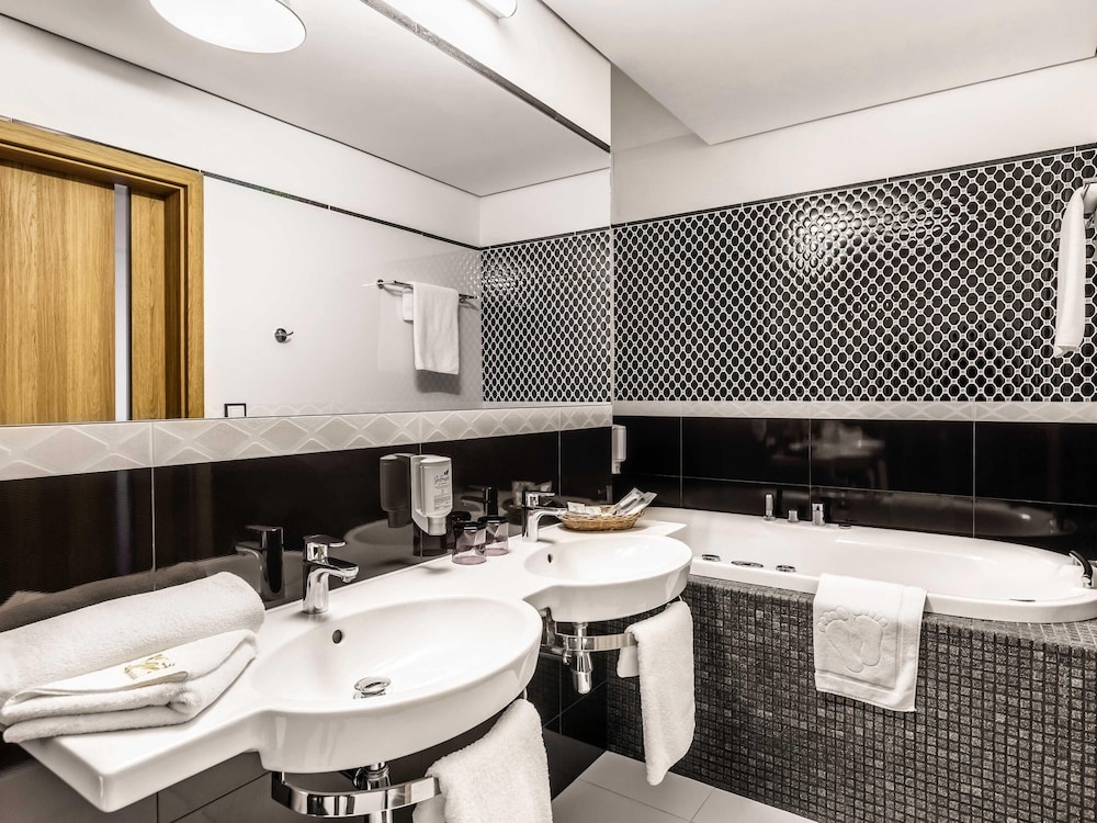 Suite estándar con 1 cama queen - size y sofá del hotel Mercure Wiazowna Brant. Foto 3