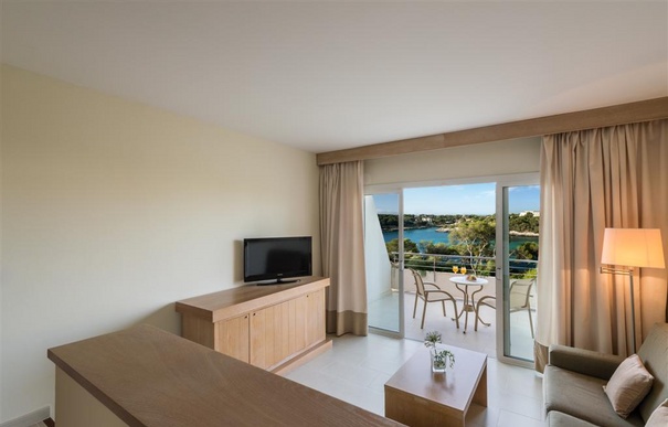 Junior suite del hotel Ikos Porto Petro. Foto 1