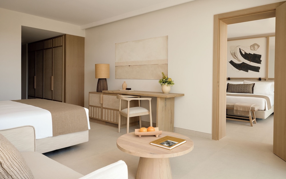 Habitación familiar, vistas al jardín del hotel Ikos Porto Petro. Foto 1