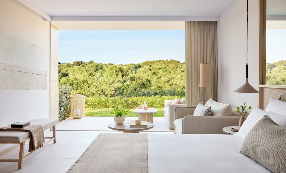 Habitación doble superior, vistas al jardín (Private Garden) del hotel Ikos Porto Petro. Foto 1