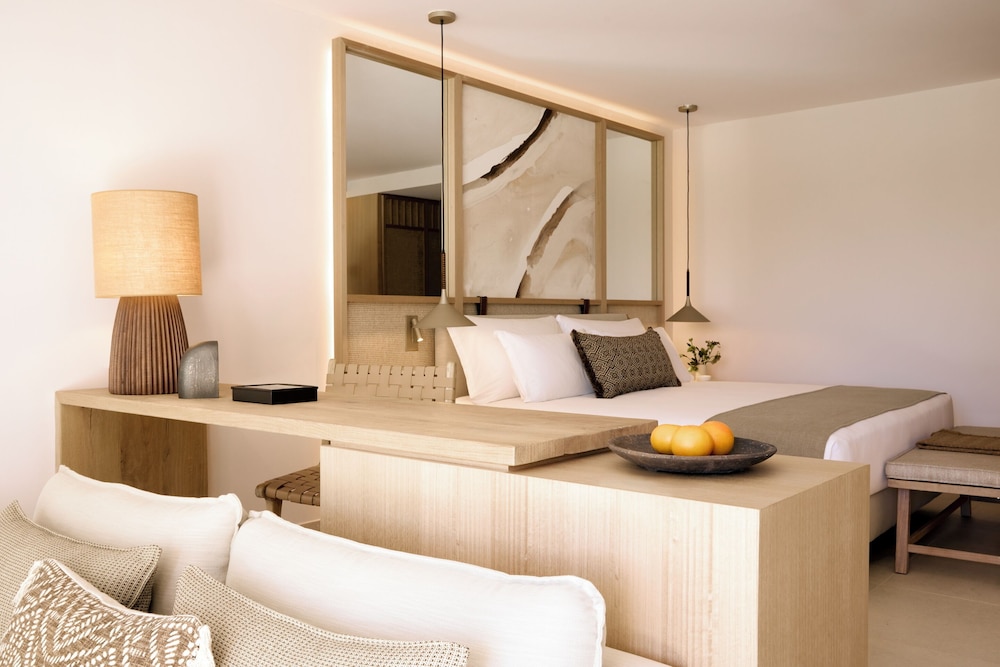 Suite junior, vistas al jardín (Deluxe) del hotel Ikos Porto Petro. Foto 2