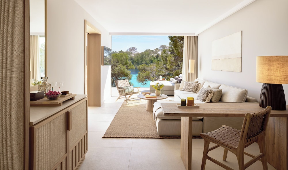 Suite Deluxe, 1 habitación, vistas parciales al mar del hotel Ikos Porto Petro. Foto 1