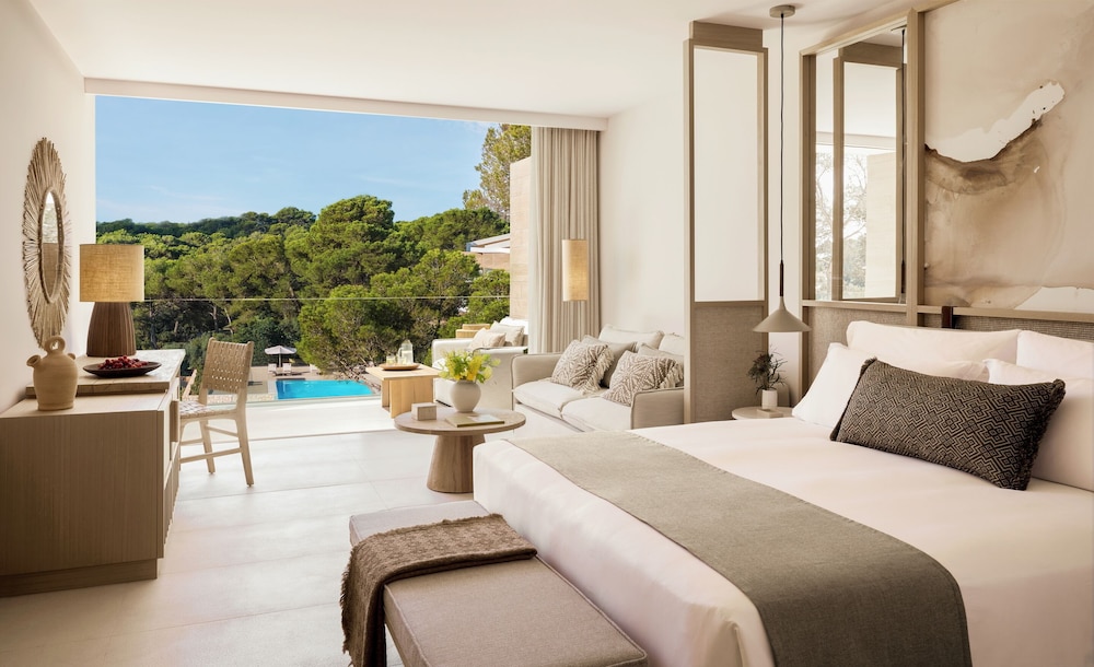 Suite junior, vistas a la piscina del hotel Ikos Porto Petro