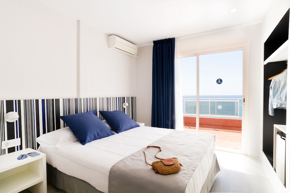 Habitación triple estándar, vistas al mar del hotel Ibersol Sorra d'Or. Foto 1