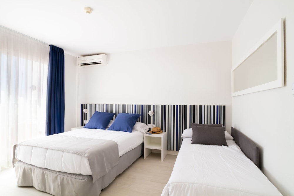 Habitación triple económica del hotel Ibersol Sorra d'Or