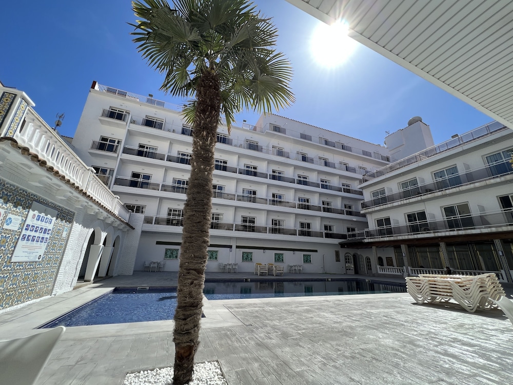 Habitación triple estándar, vistas a la piscina del hotel Ibersol Sorra d'Or