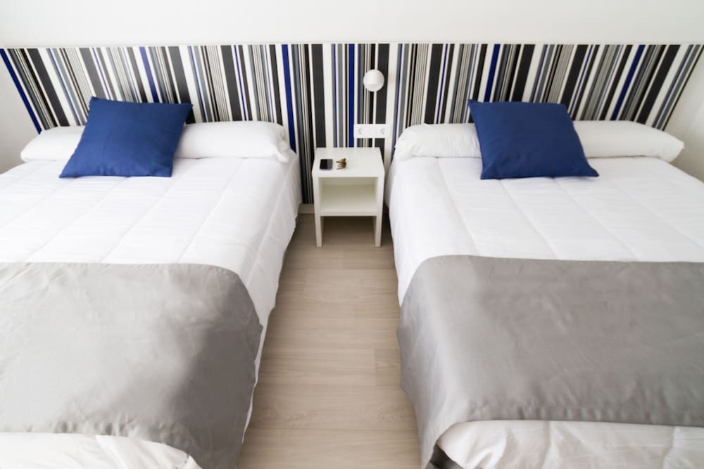 Habitación cuádruple estándar (2+2) del hotel Ibersol Sorra d'Or. Foto 1