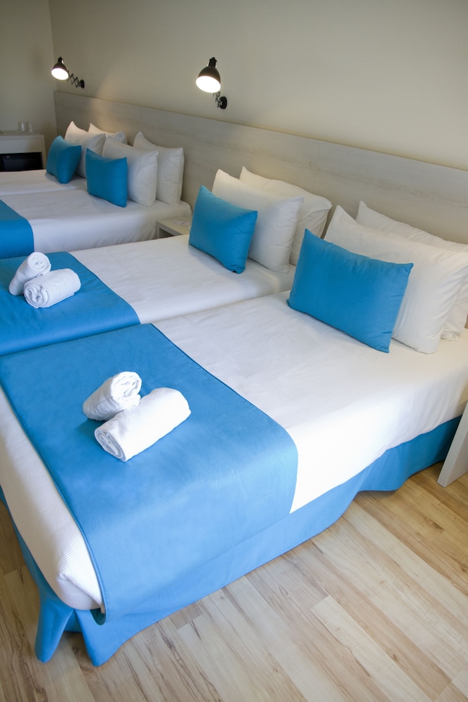 Habitación cuádruple Balcón o Terraza 2 Camas dobles del hotel Alegria Maripins. Foto 2