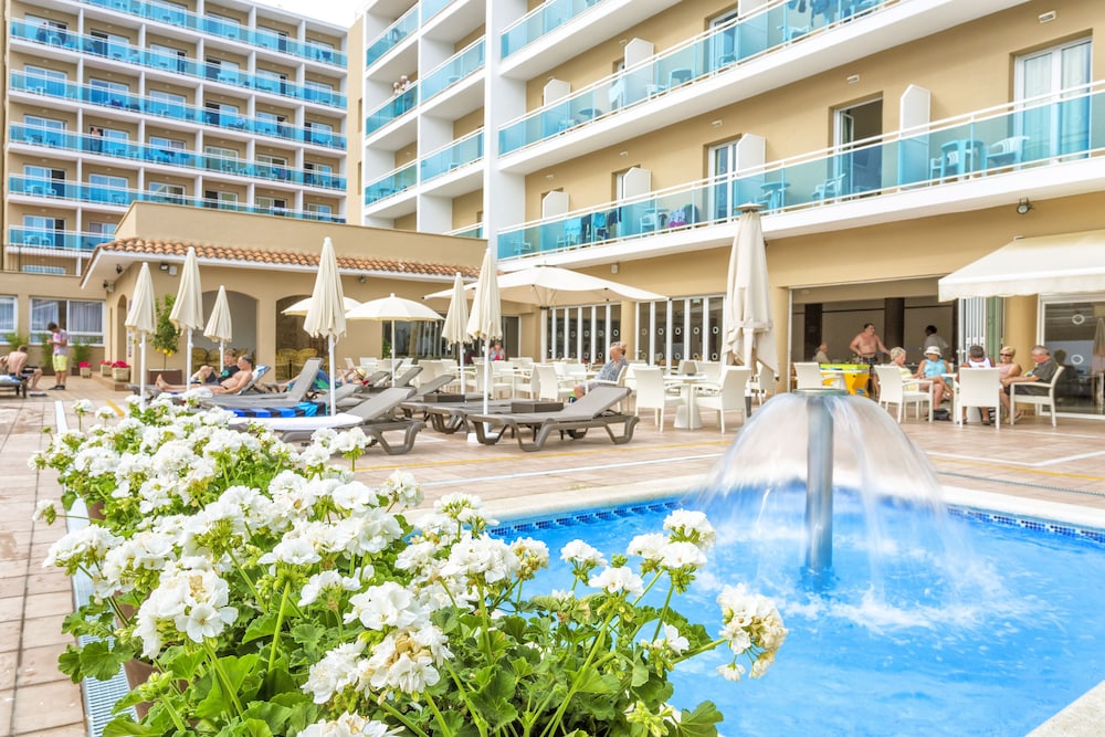 Habitación triple, vistas a la piscina del hotel Alegria Maripins. Foto 4