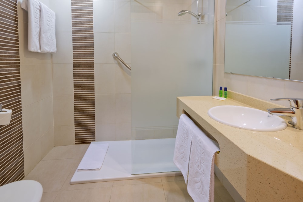 Habitación triple estándar del hotel Sorra Daurada Splash. Foto 4