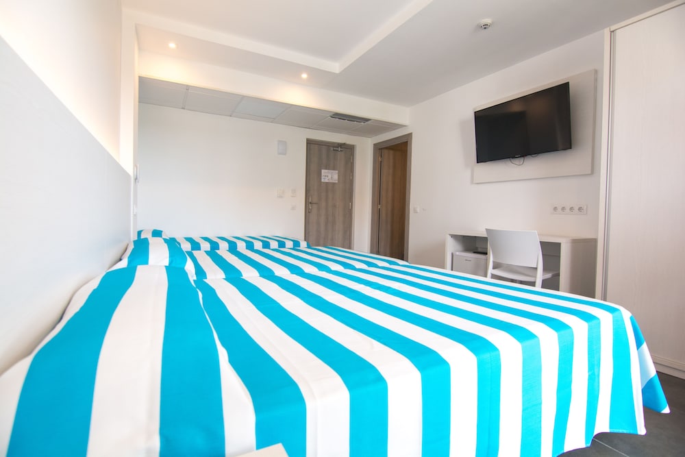 Habitación cuádruple Balcón o Terraza Con Vistas 2 Camas dobles Normal del hotel Sorra Daurada Splash. Foto 3