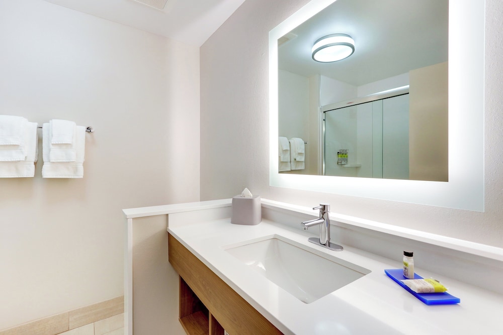 Habitación estándar, 1 cama de matrimonio grande, bañera accesible (Mobility Accessible, Bathtub) del hotel Holiday Inn Express and Suites Middletown - Goshen, an IHG. Foto 9