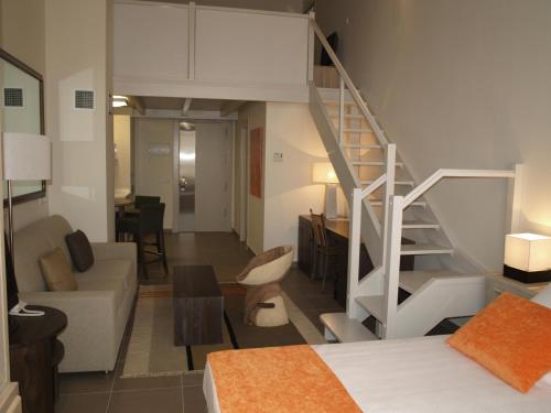 Suite Duplex del hotel Eco Alcala Suites. Foto 1