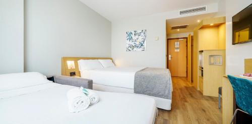 Habitación Triple del hotel Ilunion Valencia 4