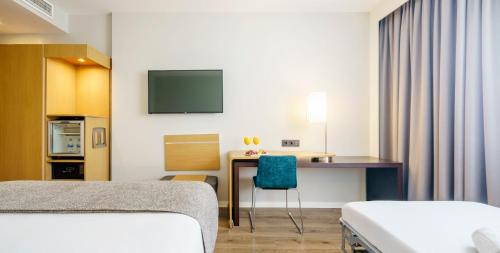 Habitación Triple del hotel Ilunion Valencia 4. Foto 4