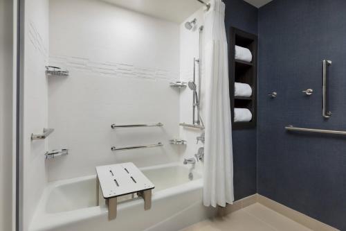 Estudio con cama grande y sofá cama adaptado para personas con discapacidad auditiva del hotel Residence Inn Long Island Garden City. Foto 7