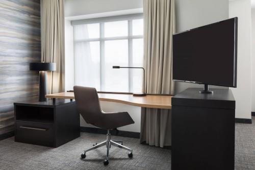 Estudio con 2 camas grandes y sofá cama del hotel Residence Inn Long Island Garden City. Foto 4