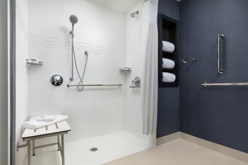 Estudio con 2 camas grandes y sofá cama del hotel Residence Inn Long Island Garden City. Foto 6