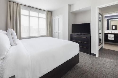 Suite de 1 dormitorio con cama extragrande y sofá cama del hotel Residence Inn Long Island Garden City. Foto 1